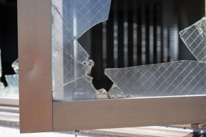 網入ガラスの熱割れとは 原因や対処方法について Eparkくらしのレスキュー 網入ガラスの熱割れとは 原因や対処方法について Eparkくらしのレスキュー