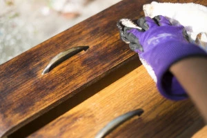 タンスの引き出しを拭いている写真