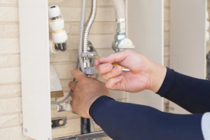 給湯器の修理をしている写真