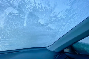 フロントガラスの内側が凍る理由とは 主な原因や対処方法について Eparkくらしのレスキュー フロントガラスの内側が凍る理由とは 主な原因や対処方法について Eparkくらしのレスキュー