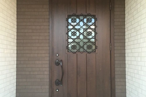 玄関ドアのガラスが割れた 応急処置の方法や修理費用などを解説します Eparkくらしのレスキュー 玄関ドアのガラスが割れた 応急処置の方法や修理費用などを解説します Eparkくらしのレスキュー