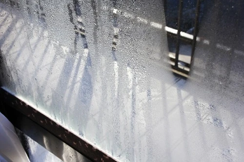 窓ガラスの水滴を防ぐ!冬場に行うべき結露対策について