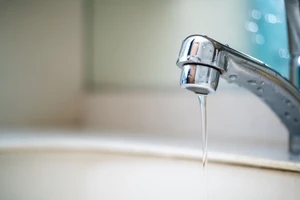 水道からお湯を出すと音がする 音が出る原因や対処方法について解説 Eparkくらしのレスキュー 水道からお湯を出すと音がする 音が出る原因や対処方法について解説 Eparkくらしのレスキュー