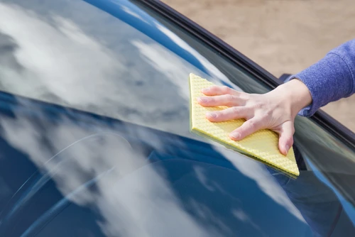 ウーロン茶でも拭き取れる フロントガラスの油膜をきれいにする方法 Eparkくらしのレスキュー ウーロン茶でも拭き取れる フロントガラスの油膜をきれいにする方法 Eparkくらしのレスキュー