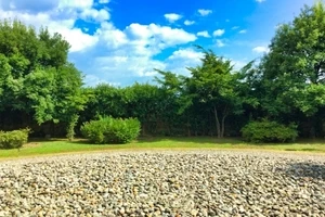 Diy お庭の砂利の敷き方をご紹介 砂利のもたらすメリットやお手入れ方法なども Eparkくらしのレスキュー Diy お庭の砂利の敷き方をご紹介 砂利のもたらすメリットやお手入れ方法なども Eparkくらしのレスキュー