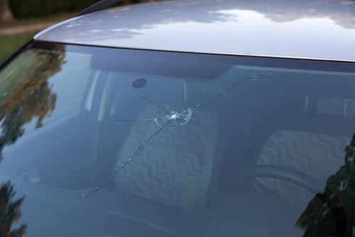 フロントガラスの飛び石被害に保険は使える 保険の種類と請求方法 Eparkくらしのレスキュー フロントガラスの飛び石被害に保険は使える 保険の種類と請求方法 Eparkくらしのレスキュー