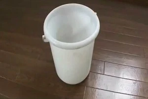 床にバケツが置かれている写真