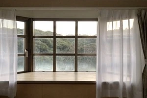 部屋の寒さ対策のポイントは出窓にあり 寒くなる原因や手軽に使える断熱グッズを紹介 Eparkくらしのレスキュー 部屋の寒さ対策のポイントは出窓にあり 寒くなる原因や手軽に使える断熱グッズを紹介 Eparkくらしのレスキュー