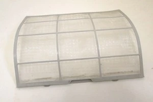 外されたエアコンフィルターの写真