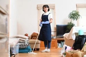 フローリングを掃除する事業者の写真