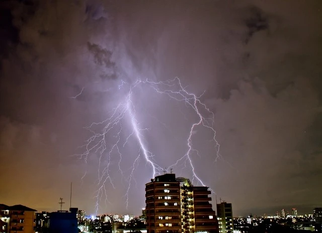 町に落雷している写真
