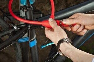 自転車をロックしている写真