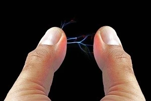 指との間に静電気が発生している写真