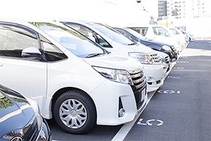 車のガラスを交換する時の費用や業者について疑問を解決 Eparkくらしのレスキュー 車のガラスを交換する時の費用や業者について疑問を解決 Eparkくらしのレスキュー