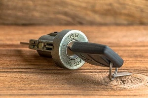 車の鍵が刺さったままのシリンダーの写真