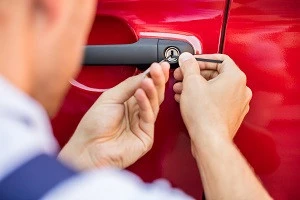 自動車の鍵を開けるには 鍵開け方法や費用などについて解説します Eparkくらしのレスキュー 自動車の鍵を開けるには 鍵開け方法や費用などについて解説します Eparkくらしのレスキュー