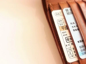 身分証明書が入った財布の写真