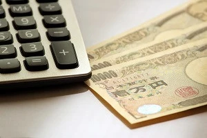 お金と電卓の写真