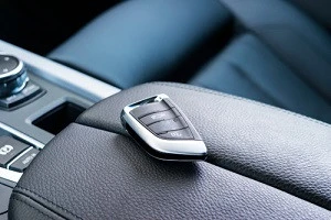 車の中に鍵を入れたままロックしてしまった 対処法や防ぎ方をご紹介 Eparkくらしのレスキュー 車の中に鍵を入れたままロックしてしまった 対処法や防ぎ方をご紹介 Eparkくらしのレスキュー