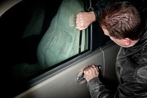 車の中に鍵を入れたままロックしてしまった 対処法や防ぎ方をご紹介 Eparkくらしのレスキュー 車の中に鍵を入れたままロックしてしまった 対処法や防ぎ方をご紹介 Eparkくらしのレスキュー