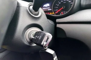 車の中に鍵を入れたままロックしてしまった 対処法や防ぎ方をご紹介 Eparkくらしのレスキュー 車の中に鍵を入れたままロックしてしまった 対処法や防ぎ方をご紹介 Eparkくらしのレスキュー