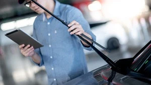 撥水効果など 車のフロントガラスをコーティングするメリットや手順を紹介 Eparkくらしのレスキュー 撥水効果など 車のフロントガラスをコーティングするメリットや手順を紹介 Eparkくらしのレスキュー