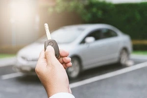 車の鍵を持っている写真