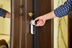 扉に後付けされたスマートキーの写真