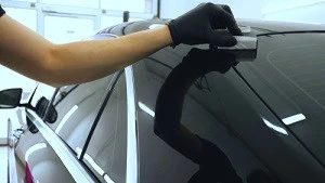 自動車ガラスを磨いている写真