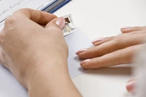 切手を貼っている写真