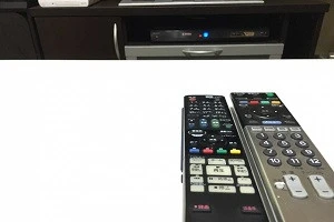 テレビのリモコンの写真