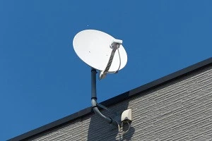 壁に設置されたアンテナの写真