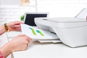プリンターで印刷している写真