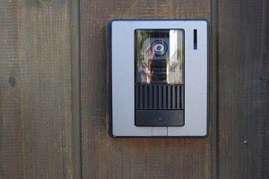 壁に設置されたインターホンの写真