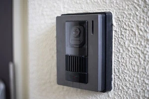 壁に設置されたインターホンの写真