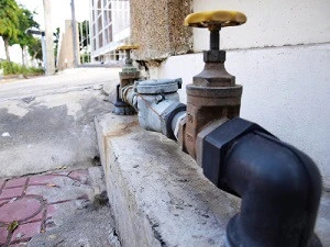 建物に併設された水道管の写真