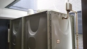 マンションに設置された受水槽の写真