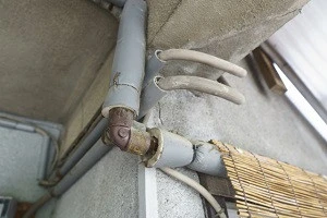 建物の壁に設置された水道管の写真