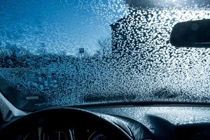 フロントガラスに霜が付着している写真