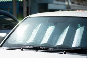 サンシェードを付けた車のフロントガラスの写真