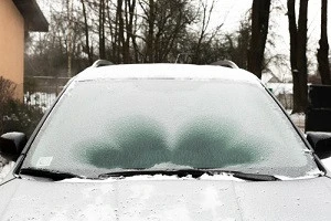 フロントガラスに霜が付着している写真