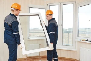窓ガラスを交換している事業者の男性の写真