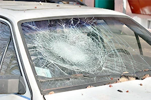 サイド リア フロントなど 車のガラスが割れた 解決するための手順 注意点を解説 Eparkくらしのレスキュー サイド リア フロントなど 車のガラスが割れた 解決するための手順 注意点を解説 Eparkくらしのレスキュー