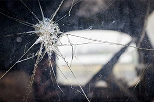 サイド リア フロントなど 車のガラスが割れた 解決するための手順 注意点を解説 Eparkくらしのレスキュー サイド リア フロントなど 車のガラスが割れた 解決するための手順 注意点を解説 Eparkくらしのレスキュー