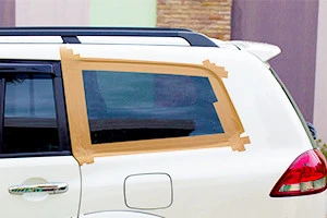 サイド リア フロントなど 車のガラスが割れた 解決するための手順 注意点を解説 Eparkくらしのレスキュー サイド リア フロントなど 車のガラスが割れた 解決するための手順 注意点を解説 Eparkくらしのレスキュー