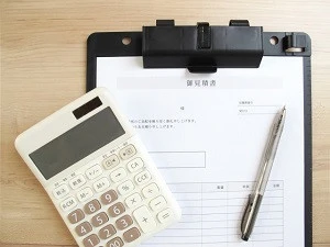 見積もり書と電卓の写真