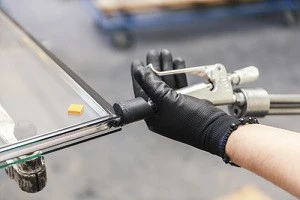ペアガラスを作っている写真