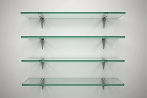4つのガラスの棚の写真