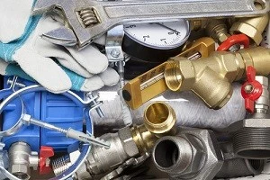 水道工事に使う部品や工具の写真