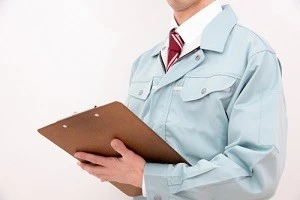 修理事業者の男性の写真